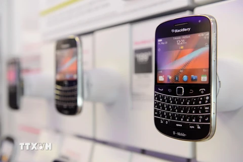 Sản phẩm mới nhất của Blackberry - điện thoại 4G Blackberry Bold 9900 được trưng bày tại cửa hàng ở Los Angeles, bang California (Mỹ). (Ảnh: AFP/TTXVN)