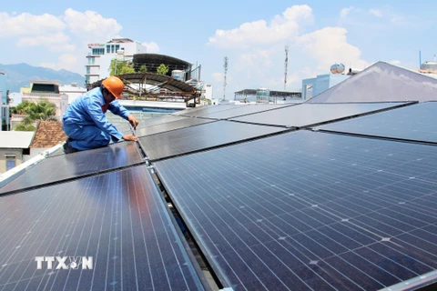 Lắp đặt tấm pin Mặt Trời trên mái nhà tại một hộ dân trên đường Mê Linh, thành phố Nha Trang. (Ảnh: Tiên Minh/TTXVN)