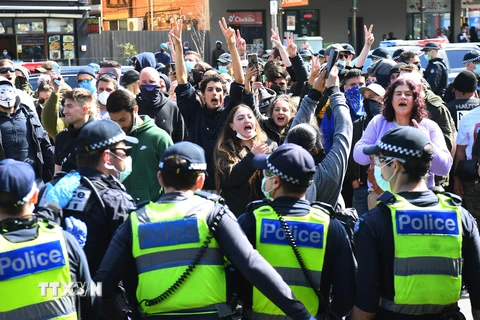 Cảnh sát bắt giữ người biểu tình do vi phạm các quy định về phòng, chống dịch viêm đường hô hấp cấp COVID-19 tại Melbourne, Australia, ngày 13/9/2020. (Ảnh: AFP/TTXVN)