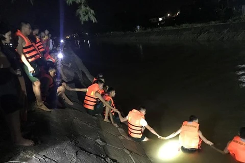 Vĩnh Phú: Ba ông cháu đi xe máy ngã xuống kênh nước, 2 người tử vong