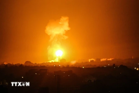 Khói lửa bốc lên sau các cuộc không kích do máy bay chiến đấu của Israel tiến hành nhằm vào các cơ sở của Hamas tại Dải Gaza ngày 16/8/2020. (Ảnh: AFP/TTXVN)