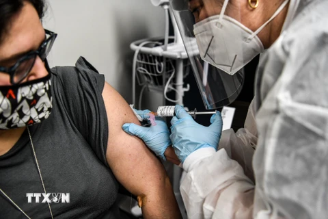 Tiêm vắcxin ngừa COVID-19 cho một tình nguyện viên tại Hollywood, bang Florida, Mỹ, ngày 13/8/2020. (Ảnh: AFP/TTXVN)