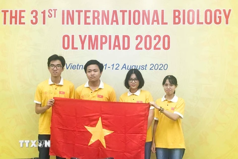 Bốn học sinh Việt Nam đều đoạt giải tại kỳ thi Olympic Sinh học quốc tế năm 2020. (Ảnh: TTXVN phát)