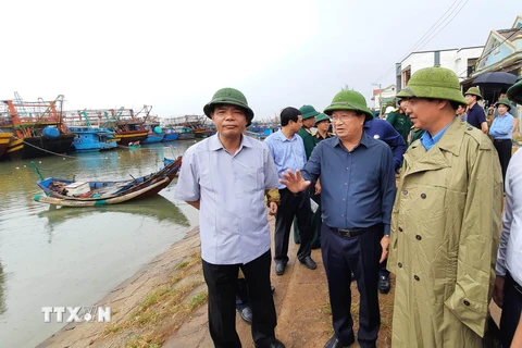 Phó Thủ tướng Trịnh Đình Dũng kiểm tra công tác ứng phó với bão số 5 tại Khu neo đậu tránh trú bão tàu thuyền Cửa Việt, Quảng Trị. (Ảnh: Hồ Cầu/TTXVN)