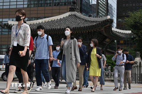 Người dân đeo khẩu trang phòng dịch COVID-19 tại Seoul, Hàn Quốc ngày 11/9/2020. (Ảnh: AFP/TTXVN)