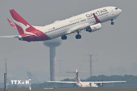 Máy bay của hãng hàng không Qantas Airways cất cánh từ sân bay Kingsford Smith ở Sydney, Australia. (Ảnh: AFP/TTXVN)