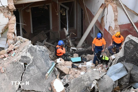 Lực lượng cứu hộ tìm kiếm nạn nhân dưới đống đổ nát sau vụ nổ tại cảng Beirut, Liban, ngày 2/9/2020. (Ảnh: AFP/TTXVN)