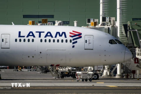 Máy bay của Hãng hàng không LATAM Airlines đỗ tại sân bay Santiago, Chile. (Ảnh: AFP/TTXVN)