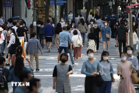 Người dân đeo khẩu trang phòng lây nhiễm COVID-19 tại Seoul, Hàn Quốc, ngày 20/9/2020. (Ảnh: Yonhap/ TTXVN)
