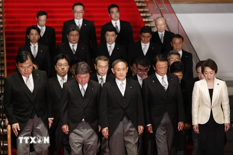 Thủ tướng Nhật Bản Yoshihide Suga (giữa, phía trước) cùng các thành viên nội các trước cuộc họp ở Tokyo, Nhật Bản ngày 16/9/2020. (Ảnh: AFP/TTXVN)