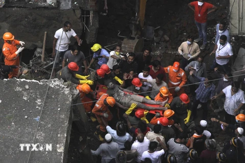 Lực lượng cứu hộ chuyển nạn nhân tại hiện trường vụ sập nhà ở Bhiwandi, Ấn Độ, ngày 21/9/2020. (Ảnh: AFP/TTXVN)