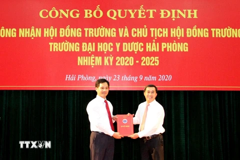 Giáo sư-Tiến sỹ Trần Văn Thuấn, Thứ trưởng Bộ Y tế trao Quyết định công nhận Chủ tịch Hội đồng trường Đại học Y dược Hải Phòng, giai đoạn 2020-2025 cho Phó Giáo sư-Tiến sỹ Phạm Minh Khuê. (Ảnh: Minh Thu/TTXVN)