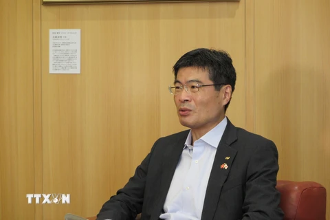 Ông Ken Hirata, Phó Thống đốc tỉnh Nagasaki, trả lời phỏng vấn phóng viên TTXVN. (Ảnh: Đào Thanh Tùng/TTXVN)