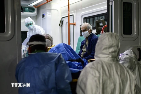 Chuyển bệnh nhân nhiễm COVID-19 tới bệnh viện ở Buenos Aires, Argentina. (Ảnh: AFP/TTXVN)