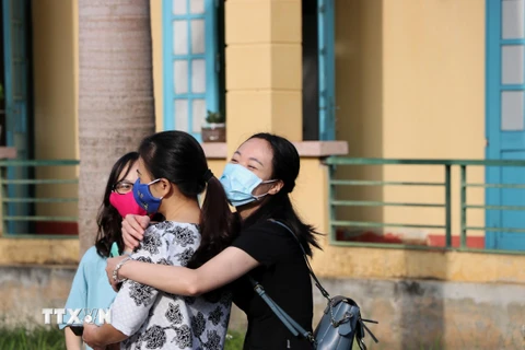 Niềm vui của công dân Việt Nam từ nước ngoài trở về khi hoàn thành thời gian cách ly. (Ảnh: Thanh Hải/TTXVN)