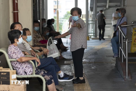 Người dân đeo khẩu trang phòng lây nhiễm COVID-19 tại Hong Kong, Trung Quốc, ngày 23/8/2020. (Ảnh: AFP/TTXVN)