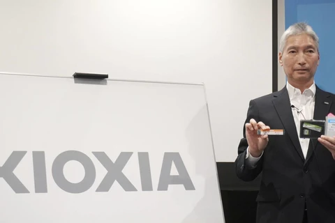 Logo của Kioxia Holdings Corp. được công bố tại một cuộc họp báo ở Tokyo vào tháng 9 năm 2019. (Nguồn: Kyodo)