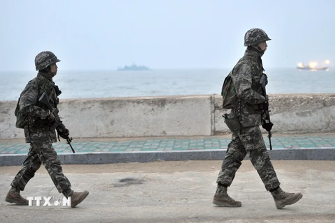 Binh sỹ Hàn Quốc tuần tra trên đảo Yeonpyeong, gần khu vực hải phận tranh chấp với Triều Tiên. (Ảnh: AFP/TTXVN)