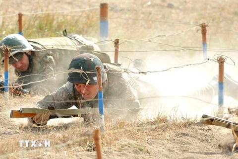 Binh sỹ Armenia tham gia chương trình huấn luyện tại khu vực giáp giới với Azerbaijan. (Ảnh: AFP/TTXVN)
