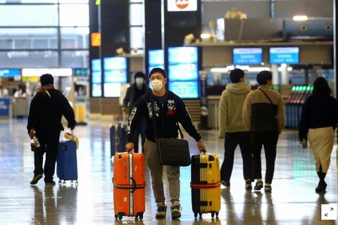 Hành khách tại Sân bay Quốc tế Kansai ở Osaka, Nhật Bản ngày 14/3/2020. (Nguồn: Reuters)