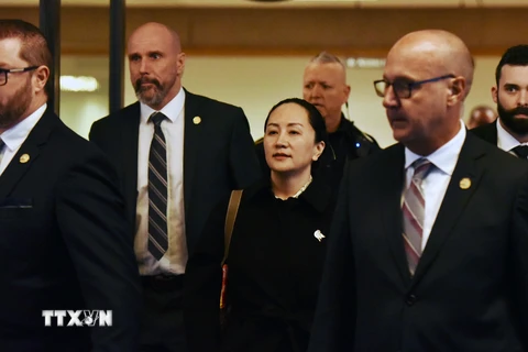 Giám đốc Tài chính (CFO) của Tập đoàn công nghệ Huawei (Trung Quốc) Mạnh Vãn Châu rời khỏi Tòa án Tối cao British Columbia ở Vancouver (Canada) sau phiên xét xử, ngày 23/1/2020. (Ảnh: AFP/TTXVN)