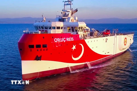 Tàu nghiên cứu địa chất Oruc Reis của Thổ Nhĩ Kỳ di chuyển trên Địa Trung Hải ngày 12/8/2020. (Ảnh: AFP/TTXVN)