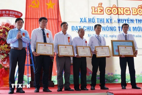 Phó chủ tịch UBND tỉnh Cà Mau Lê Văn Sử trao Bằng khen của Chủ tịch UBND tỉnh cho các tập thể, cá nhân có thành tích xuất sắc. (Ảnh: Huỳnh Anh/TTXVN)