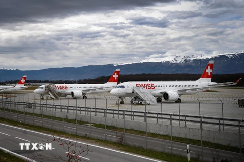 Máy bay của Hãng hàng không quốc tế Thụy Sĩ SWISS International Air Lines tại sân bay Geneva, Thụy Sĩ, ngày 12/3/2020. (Ảnh: AFP/TTXVN)