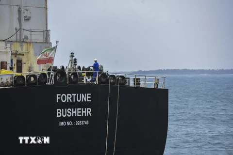Tàu chở dầu của Iran neo tại cơ sở khai thác dầu El Palito sau khi tới Puerto Cabello, Venezuela ngày 25/5/2020. (Ảnh: AFP/TTXVN)