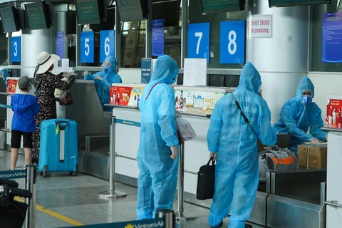 Hành khách làm thủ tục tại Sân bay Quốc tế Đà Nẵng. (Ảnh: Trần Lê Lâm/TTXVN)