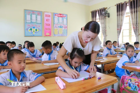 Giờ tập viết của học sinh Tiểu học Nghi Xuân, huyện Nghi Lộc, Hà Tĩnh. (Ảnh: Bích Huệ/TTXVN)