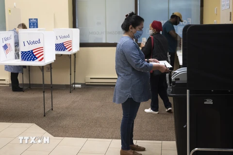 Cử tri bỏ phiếu sớm trong cuộc bầu cử Tổng thống Mỹ 2020 tại Arlington, bang Virginia, ngày 18/9/2020. (Ảnh: AFP/TTXVN)