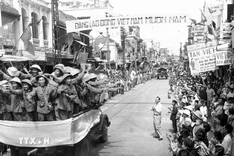 Đoàn xe chở các chiến sỹ Đại đoàn 308 Quân Tiên phong tiến qua phố Hàng Đào, sáng 10/10/1954 trong niềm hân hoan chào đón của hàng vạn người dân. (Ảnh: Tư liệu TTXVN)