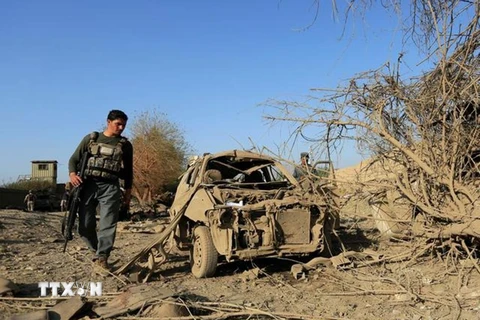 Lực lượng an ninh Afghanistan điều tra tại hiện trường vụ đánh bom xe nhằm vào tòa nhà chính quyền huyện Ghani Khel, tỉnh Nangarhar ngày 3/10/2020. (Ảnh: Reuters/TTXVN)