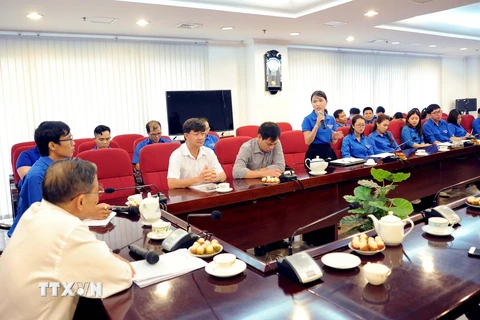 Đoàn viên Cơ quan TTXVN khu vực phía Nam giao lưu cùng Nhà báo Nguyễn Thanh Bền. (Ảnh: Tiến Lực/TTXVN)