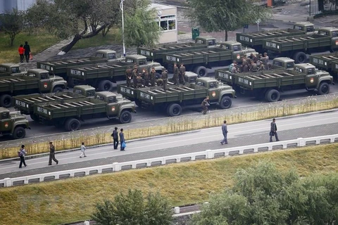 Binh sỹ và xe quân sự Triều Tiên chuẩn bị tiến vào Quảng trường Kim Nhật Thành trong lễ duyệt binh ở Bình Nhưỡng ngày 10/10/2015. (Nguồn: Reuters/TTXVN)