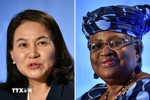 Bộ trưởng Thương mại Hàn Quốc Yoo Myung-hee (trái) tại Geneva (Thụy Sĩ) ngày 16/7/2020 và Cựu Bộ trưởng Tài chính Nigeria Ngozi Okonjo-Iweala tại Geneva ngày 15/7/2020. (Ảnh: AFP/TTXVN)
