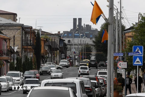 Các phương tiện di chuyển trên đường phố tại Stepanakert, khu vực Nagorny-Karabakh ngày 2/10/2020. (Ảnh: AFP/TTXVN)