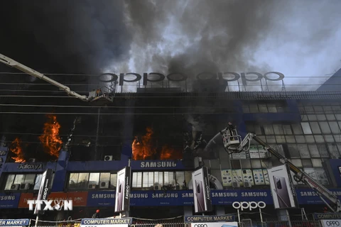 Hiện trường vụ hỏa hoạn tại trung tâm thương mại điện tử ở Lahore, Pakistan, ngày 18/10/2020. (Ảnh: AFP/TTXVN)