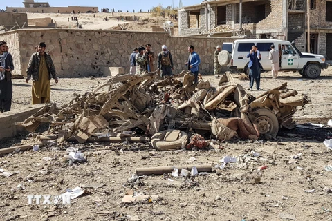Hiện trường vụ đánh bom xe nhằm vào trụ sở cảnh sát ở Feroz Koh thuộc tỉnh Ghor, Afghanistan, ngày 18/10/2020. (Ảnh: AFP/ TTXVN)