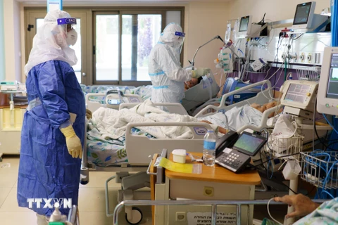 Nhân viên y tế điều trị cho bệnh nhân COVID-19 tại trung tâm y tế Galilee ở thành phố Nahariya, Israel ngày 24/9/2020. (Ảnh: THX/ TTXVN)