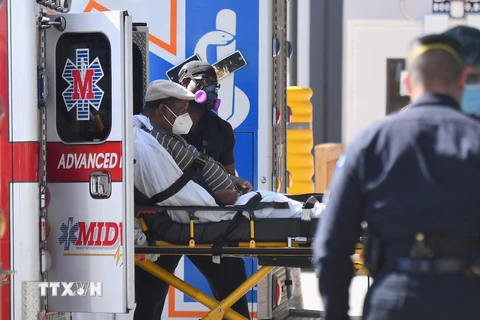 Nhân viên y tế chuyển bệnh nhân COVID-19 tới trung tâm y tế Maimonides ở New York, Mỹ. (Ảnh: AFP/TTXVN)