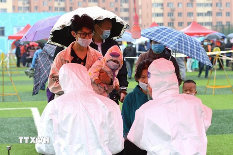 Nhân viên y tế lấy mẫu xét nghiệm COVID-19 tại Thanh Đảo, tỉnh Sơn Đông, Trung Quốc, ngày 14/10/2020. (Ảnh: AFP/TTXVN)