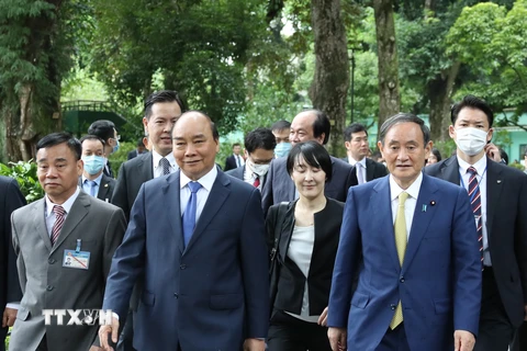 Thủ tướng Nguyễn Xuân Phúc và Thủ tướng Nhật Bản Suga Yoshihide thăm Khu Di tích Chủ tịch Hồ Chí Minh tại Phủ Chủ tịch. (Ảnh: Thống Nhất/TTXVN)