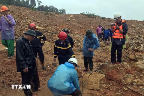Lực lượng cứu hộ tiếp cận hiện trường vụ sạt lở núi tại Thủy điện Rào Trăng 3. (Ảnh: TTXVN phát)