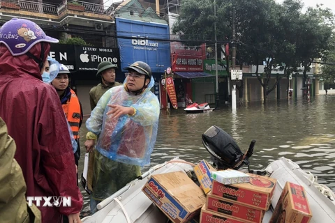 [Photo] Xúc động với nghĩa cử của người dân Hà Tĩnh trong bão lũ