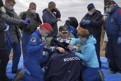 Phi hành gia Chris Cassidy của NASA sau khi hạ cánh gần thị trấn Dzhezkazgan, Kazakhstan ngày 22/10/2020. (Nguồn: Rosaviatsiya/AP)