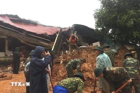 Lực lượng cứu hộ, cứu nạn nỗ lực tìm kiếm những cán bộ chiến sỹ đang bị vùi lấp tại vụ sạt lở ở huyện Hướng Hóa, Quảng Trị. (Ảnh: TTXVN phát)