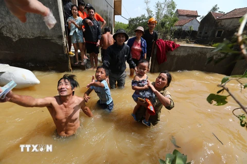 Cuộc sống của người dân thôn Phú Thọ, xã An Thủy gặp nhiều khó khăn khi nước ngập lâu và rút chậm. (Ảnh: Thành Đạt - TTXVN)