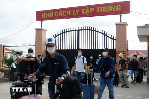 Công dân Việt Nam trở về từ Philippines hoàn thành thời gian cách ly tập trung. (Ảnh: Đức Hạnh/TTXVN)